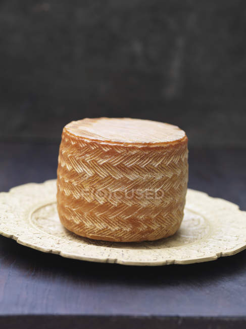 Nahaufnahme vom ganzen Manchego-Käse auf dem Teller — Stockfoto