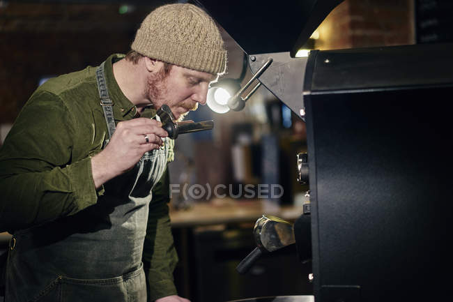 Caucásico macho barista haciendo café - foto de stock