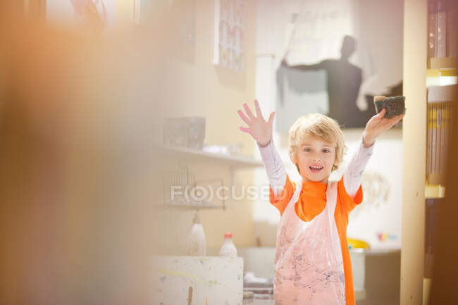 Мальчик убирает после покраски — стоковое фото