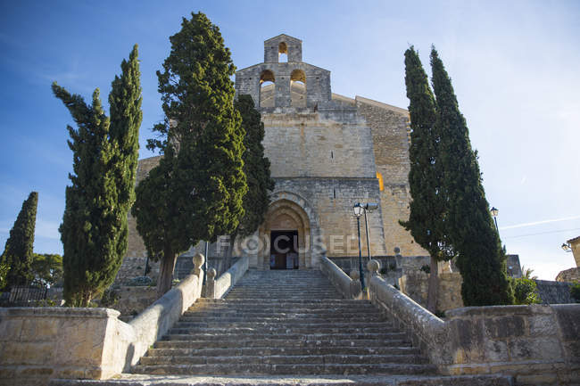 Vista ad angolo basso della scalinata verso la chiesa di Selva, Maiorca, Spagna — Foto stock