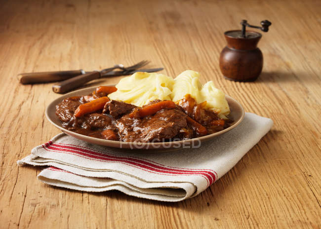 Piatto di brasato di manzo con patate — Foto stock