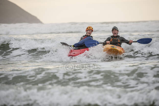 Dos hombres kayak de mar - foto de stock