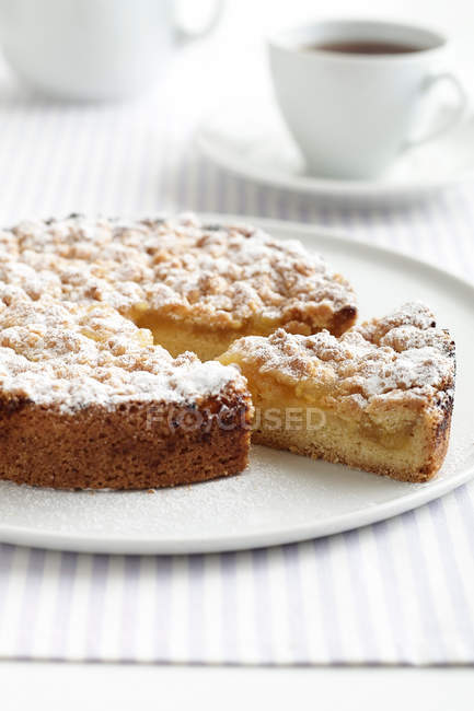 Lemon teacake on platter — Stock Photo