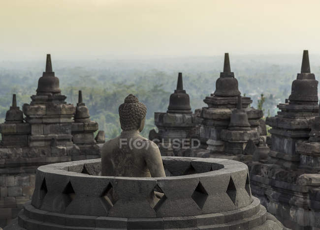 Bouddha et toits, Le temple bouddhiste de Borobudur, Java, Indonésie — Photo de stock