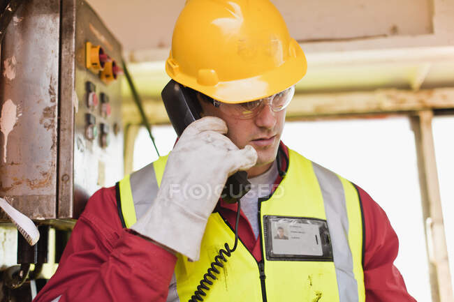 Arbeiter telefoniert auf Ölplattform — Stockfoto