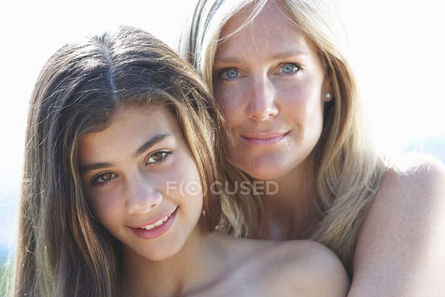 Портрет матери и дочери, смотрящих в камеру — стоковое фото