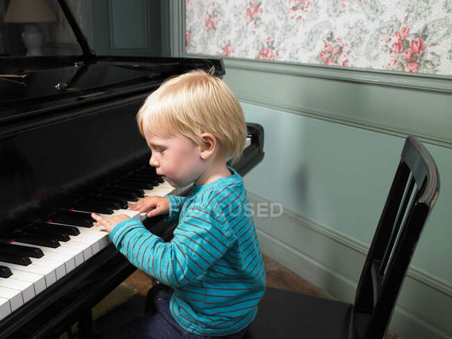 Petit garçon jouant du piano — Photo de stock