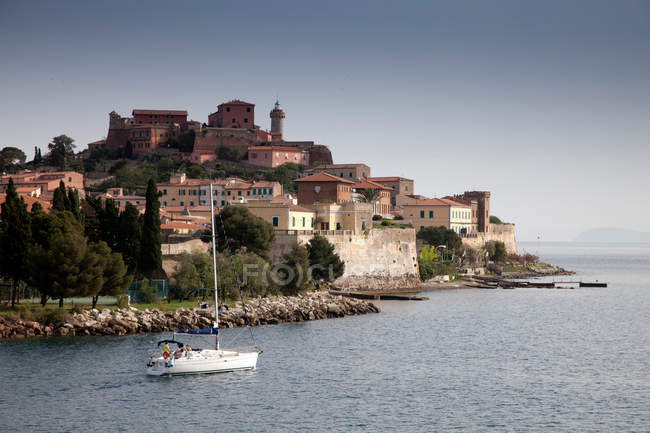Barca galleggiante vicino all'isola d'Elba — Foto stock