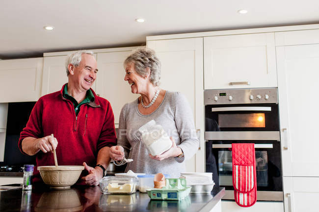 Senior couple baking together in kitchen — Stock Photo