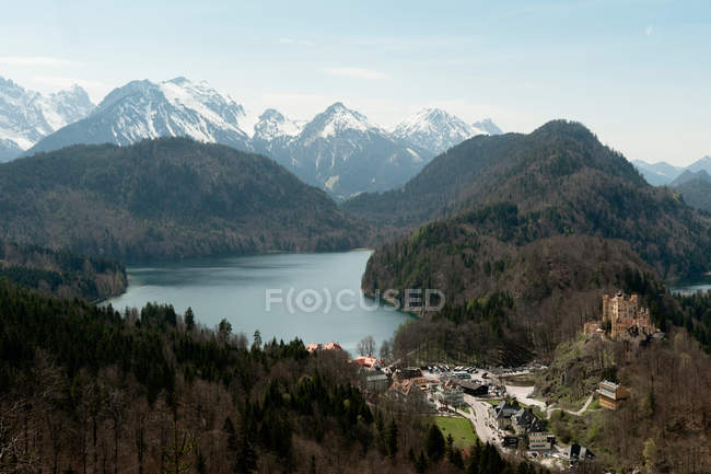 Alpes allemandes surplombant le paysage rural — Photo de stock