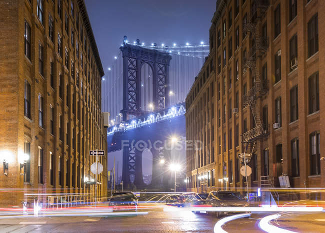 Manhattan Bridge and city apartments at night, Nova Iorque, Estados Unidos da América — Fotografia de Stock