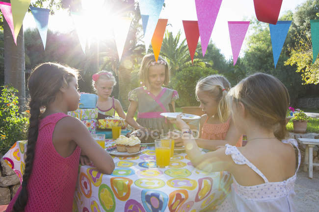 Menina servindo amigos bolo de aniversário na festa — Fotografia de Stock