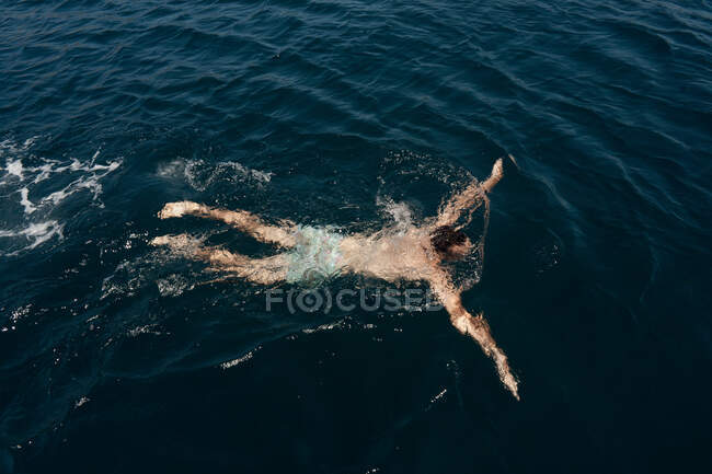 L'uomo nuota nel mare — Foto stock