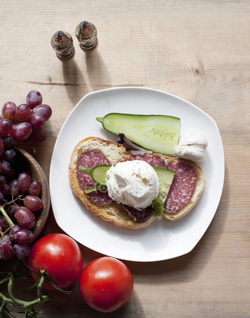 Салямі бутерброд з виноградом і помідорами — стокове фото