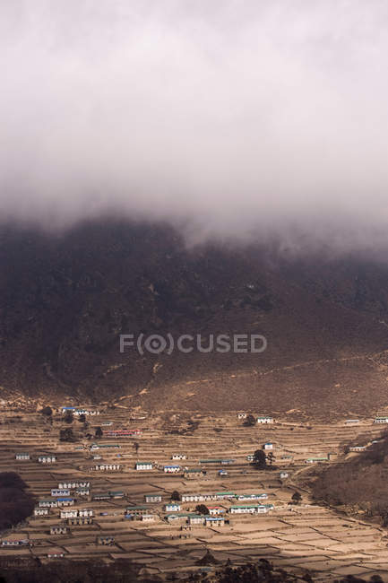Pueblo valle de montaña - foto de stock