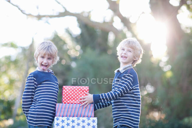 Twin boys with birthday gifts — Stock Photo