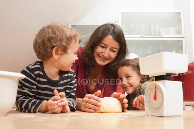 Madre e bambini cottura in cucina — Foto stock