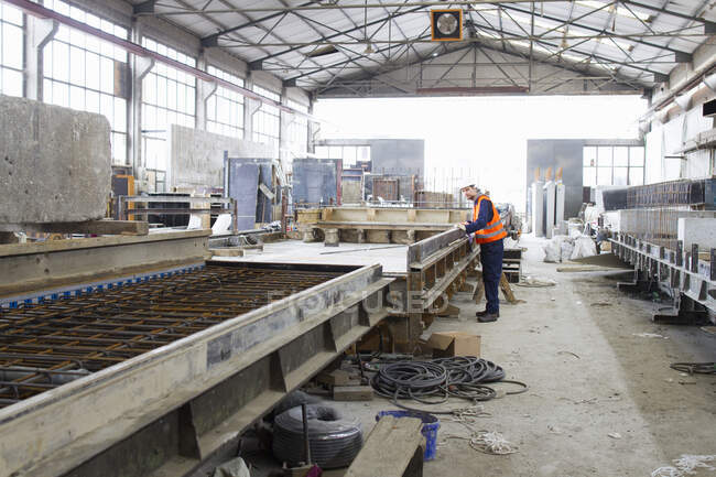 Fabrikarbeiter am Fließband in Betonbewehrungsfabrik — Stockfoto