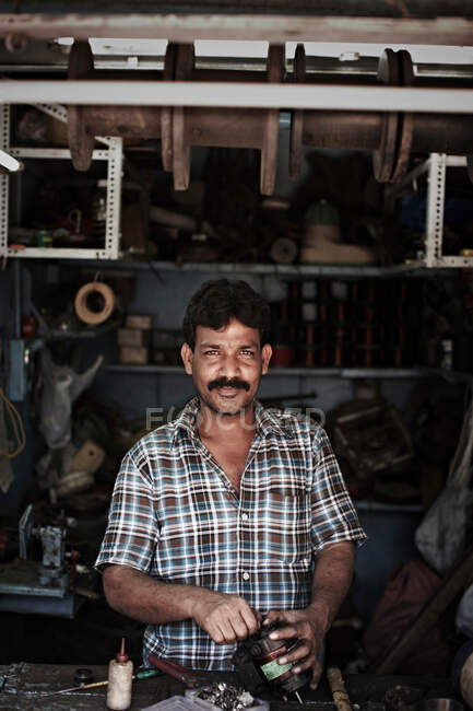 Homem trabalhando com máquinas na loja — Fotografia de Stock