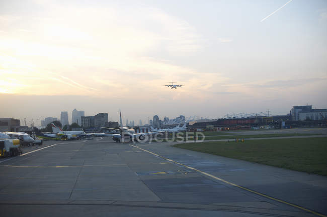 Vista da pista do aeroporto e das aeronaves — Fotografia de Stock