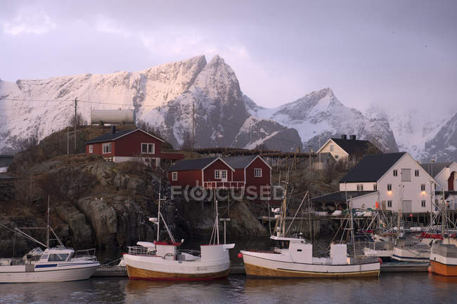 Reine pueblo pesquero con montañas nevadas, Noruega - foto de stock