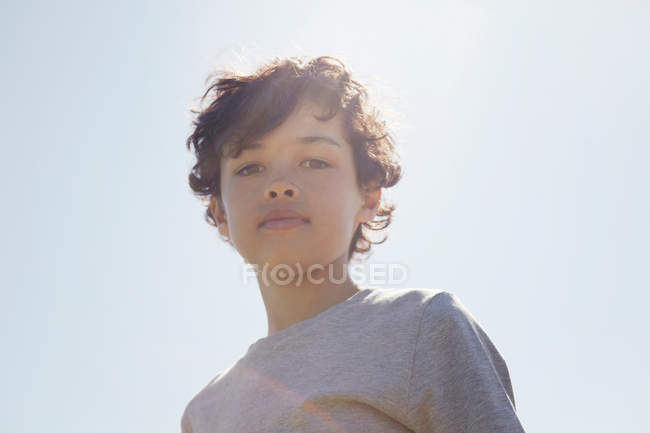 Портрет молодого хлопчика, який дивиться на камеру — стокове фото