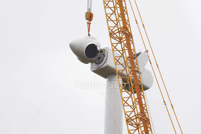 Vista de ángulo bajo de la turbina eólica erigida en el cielo - foto de stock