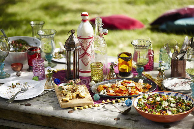 Primer plano de picnic de verano marroquí durante el día - foto de stock