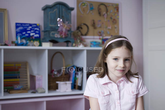 Retrato de menina em seu quarto — Fotografia de Stock