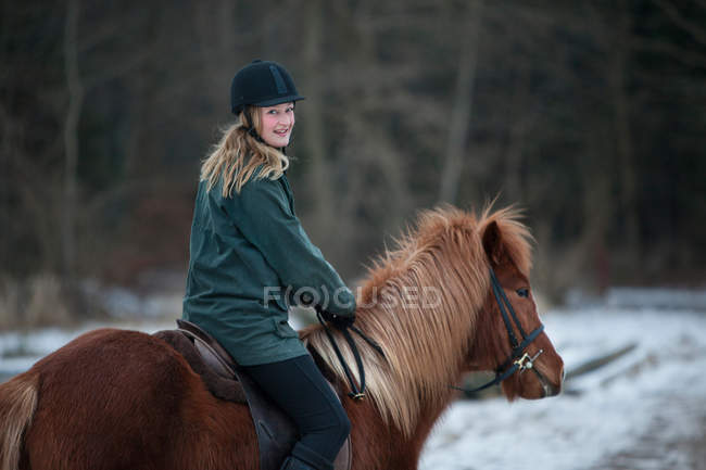 Mulher equitação cavalo na neve — Fotografia de Stock
