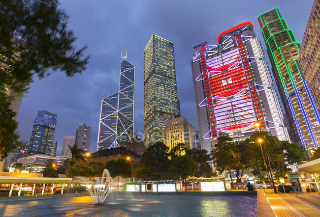 Statue bâtiments carrés éclairés la nuit, Hong Kong, Chine — Photo de stock