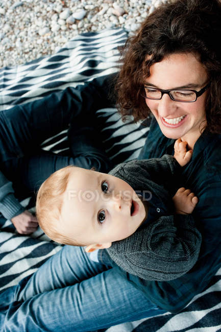 Mutter hält neugieriges Baby im Freien — Stockfoto