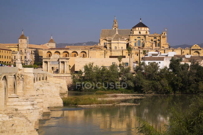Римский мост и мечеть в Кордове, Испания — стоковое фото