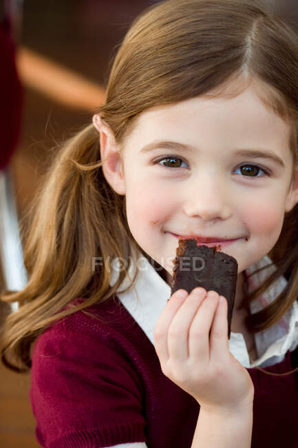 Girl eating chocolate cake — Stock Photo