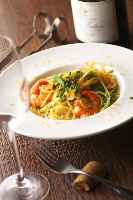 Spaghetti con gamberi e guarnire — Foto stock