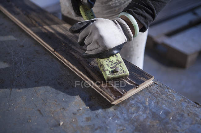 Carpinteiro trabalhando na prancha de madeira na fábrica, Jiangsu, China — Fotografia de Stock