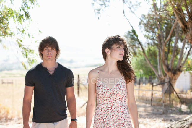 Casal caminhando juntos na estrada de terra — Fotografia de Stock