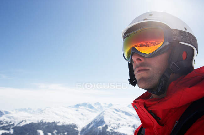 Skieur masculin portant un casque — Photo de stock