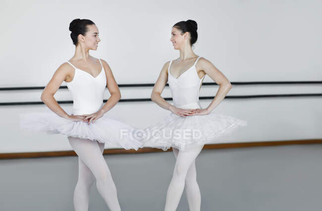 Dançarinos de balé posando juntos em estúdio — Fotografia de Stock