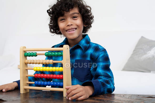 Хлопчик грає з abacus — стокове фото