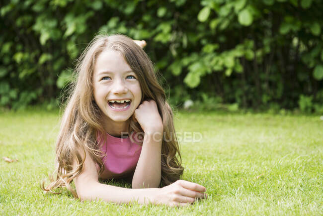 Портрет девушки, смеющейся — стоковое фото