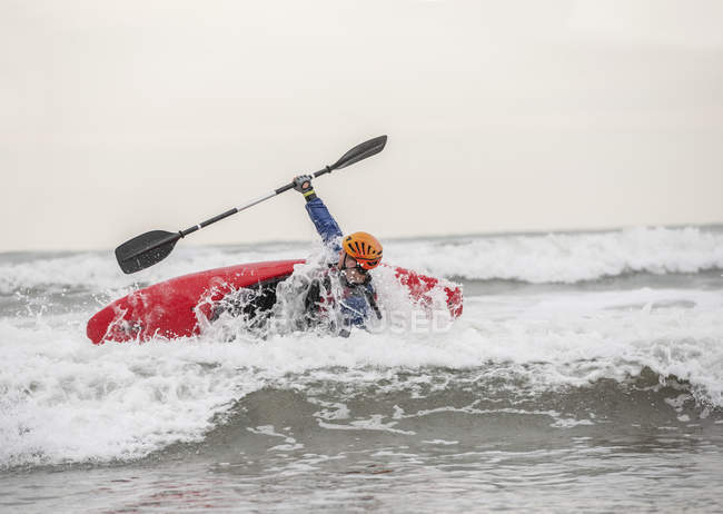 Jeune homme kayak de mer — Photo de stock