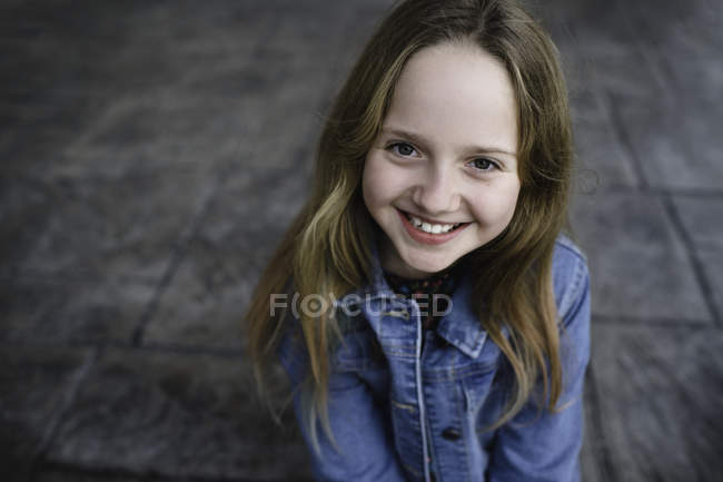 Ritratto di giovane ragazza sorridente alla macchina fotografica — Foto stock