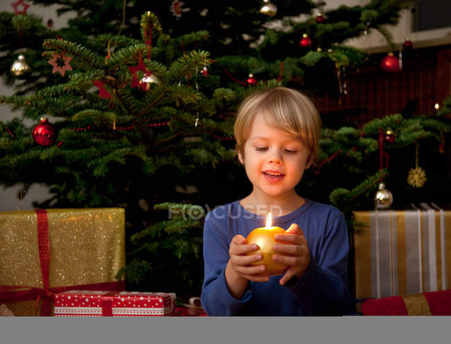 Menino segurando vela no Natal — Fotografia de Stock