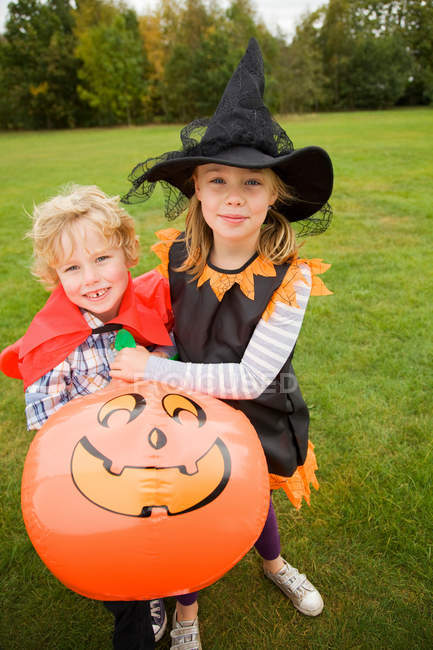Retrato de lindos niños rubios con disfraces de Halloween - foto de stock