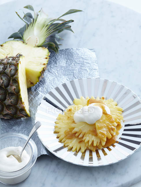 Тарілка з нарізаного ананаса і карамелі — стокове фото