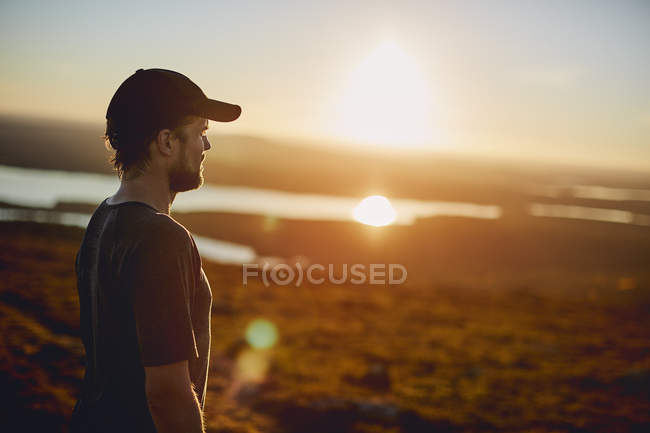 Homem desfrutando de vista ao pôr do sol, Keimiotunturi, Lapônia, Finlândia — Fotografia de Stock