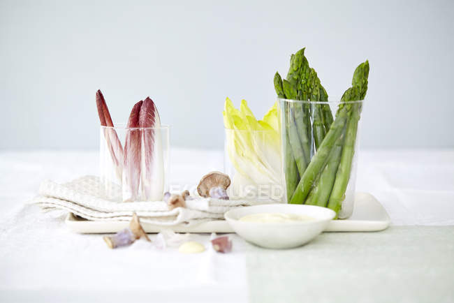 Natura morta con asparagi e lattuga con maionese in ciotola — Foto stock