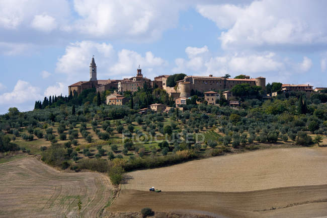 Stadt auf einem Hügel im Valle d 'orcia — Stockfoto
