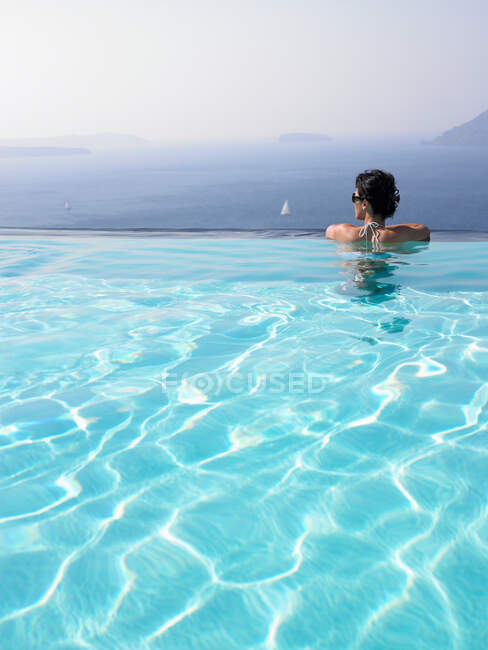 Woman in swimming pool — Stock Photo